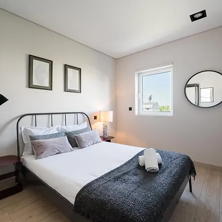 Guestready - Quental Wallpaper Near Marques Square * Порту