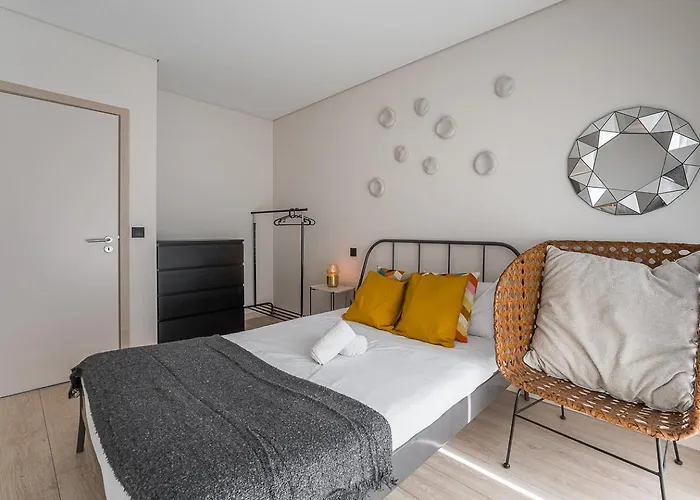 Guestready - Quental Wallpaper Near Marques Square * Πόρτο