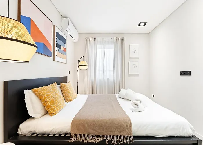 Guestready - Quental Wallpaper Near Marques Square Порту