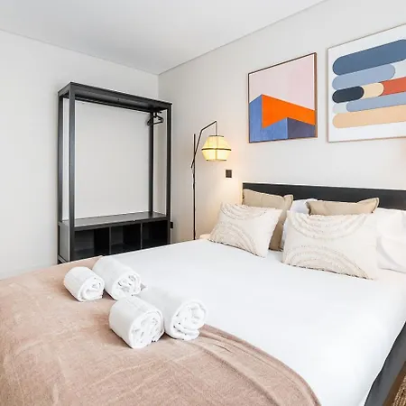 Guestready - Quental Wallpaper Near Marques Square Porto